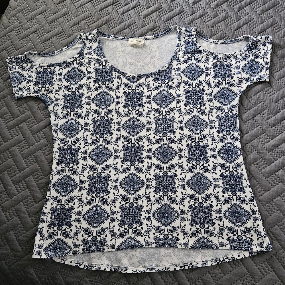 Free Kisses Medium Women's Floral Cold Shoulder White with Navy Blue Blouse
